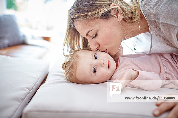 Mutter küsst Baby