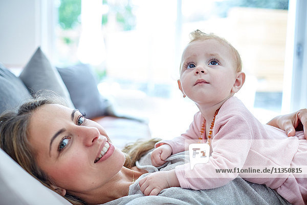 Mutter und Baby entspannen Zuhause
