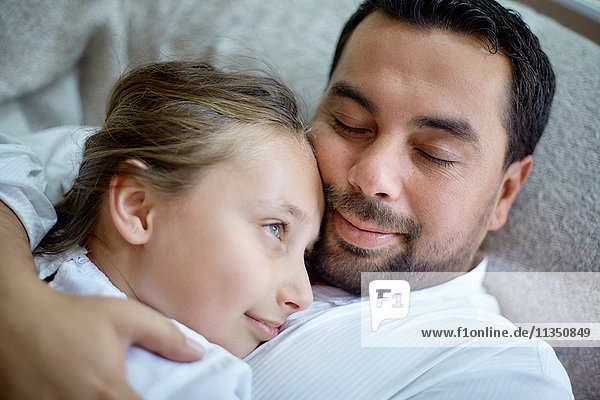 Vater und Tochter kuscheln Zuhause