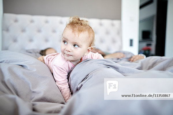 Baby liegt im Bett