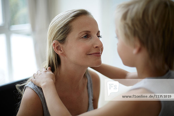 Mutter und Sohn schauen sich an