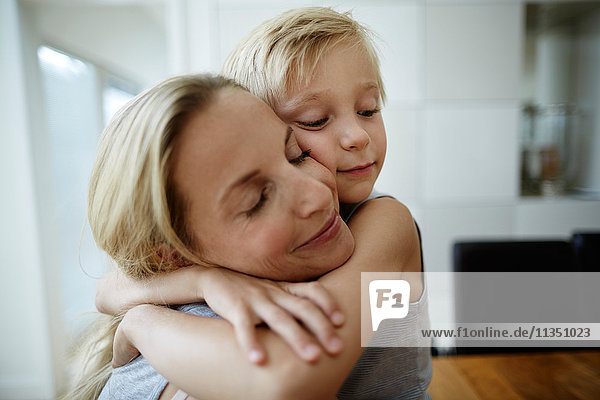 Mutter und Sohn umarmen sich