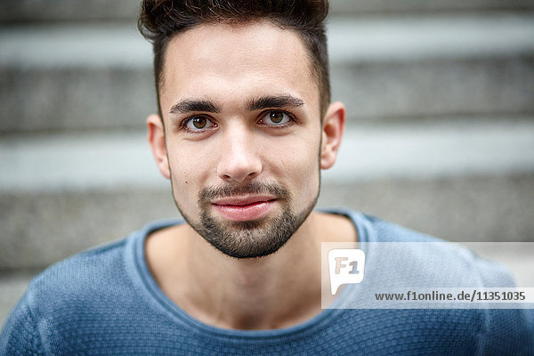 Portrait eines jungen Mannes im Freien