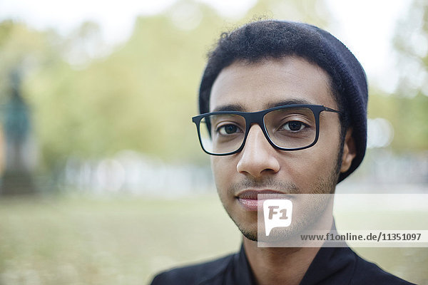 Portrait eines jungen Mannes mit Brille im Freien