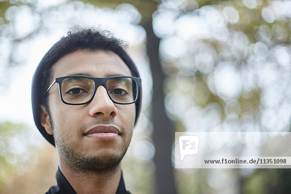 Portrait eines jungen Mannes mit Brille im Freien
