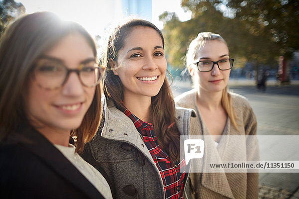 Portrait von drei lächelnden Frauen im Freien