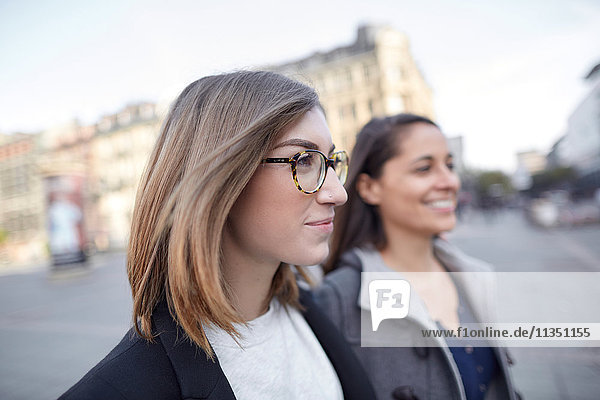 Zwei lächelnde Frauen in der Stadt