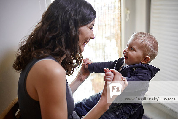 Glückliche Mutter mit Baby Zuhause
