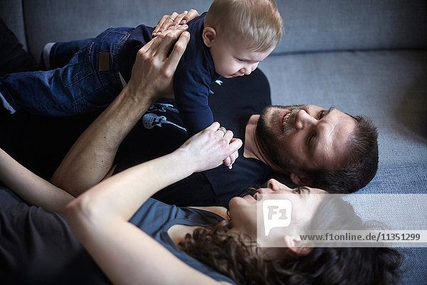 Glückliche Familie mit Baby Zuhause