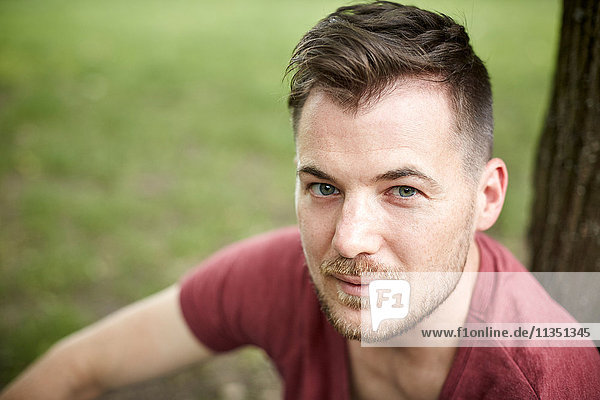 Portrait eines Mannes im Freien