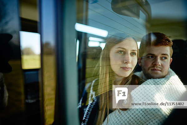 Junges Paar in einem Auto in eine Decke gewickelt