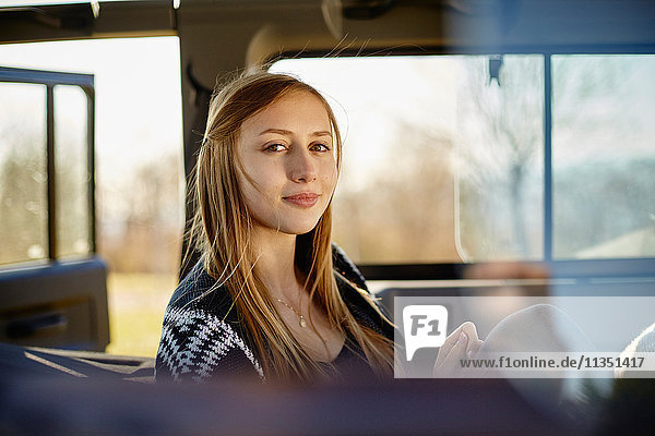 Portrait einer jungen Frau in einem Auto