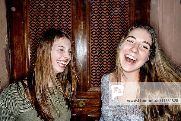 Zwei lachende junge Frauen
