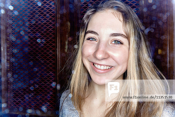 Portrait einer lächelnden jungen Frau