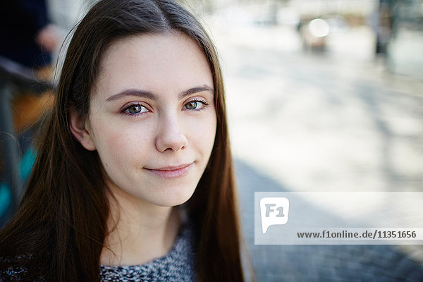 Portrait einer lächelnden Teenagerin im Freien