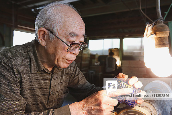 Edo Kiriko  traditionelle japanische Glaskunsthandwerkerin bei der Arbeit im Atelier