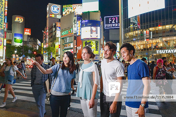 Kaukasisches Paar beim Sightseeing mit japanischen Freunden in Tokio  Japan