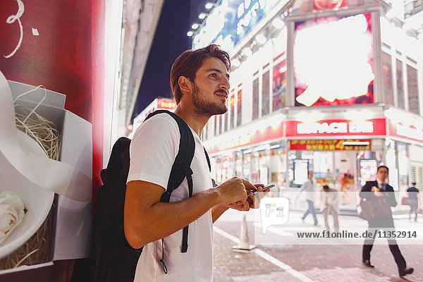 Kaukasischer Mann beim Sightseeing in Tokio  Japan