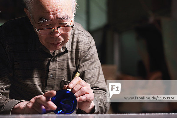 Edo Kiriko  traditionelle japanische Glaskunsthandwerkerin bei der Arbeit im Atelier