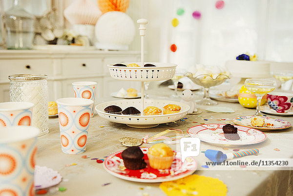 Cupcakes und Dekorationen auf dem Geburtstagstisch