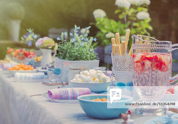 Erdbeerwasser und Desserts auf der Gartenparty-Terrasse