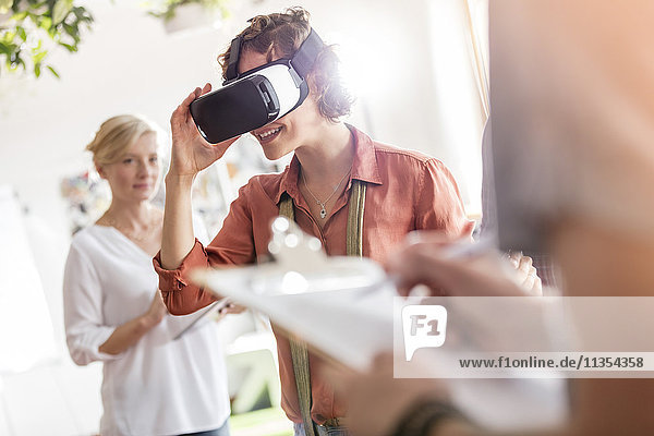 Frau mit Virtual-Reality-Simulator-Brille im Büro