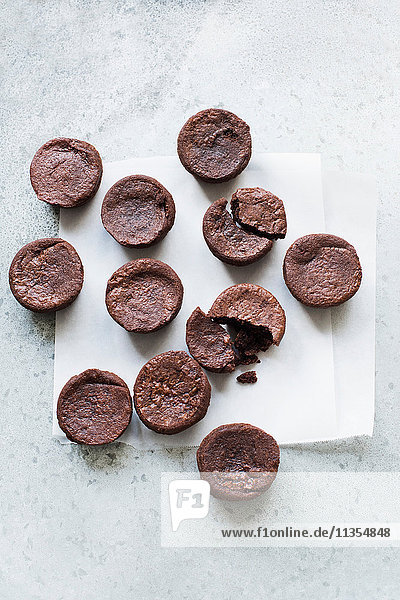 Schokoladen-Brownies auf fettdichtem Papier