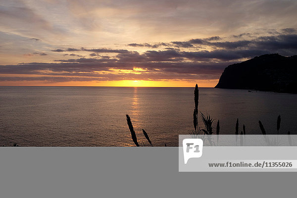 Sonnenuntergang über dem Meer  Madeira  Funchal  Portugal