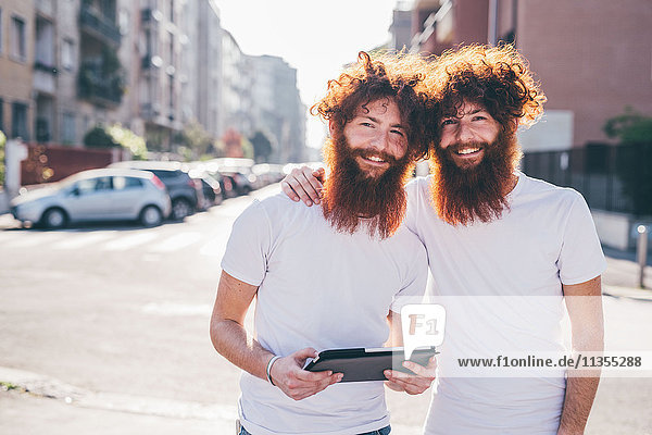 Porträt junger männlicher Hipster-Zwillinge mit roten Haaren und Bärten auf der City Street