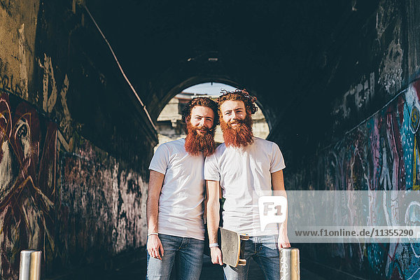 Porträt junger männlicher Hipster-Zwillinge mit roten Haaren und Bärten in der Unterführung