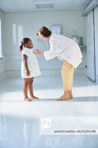 Ärztin benutzt Stethoskop bei Mädchen auf der Kinderstation im Krankenhaus