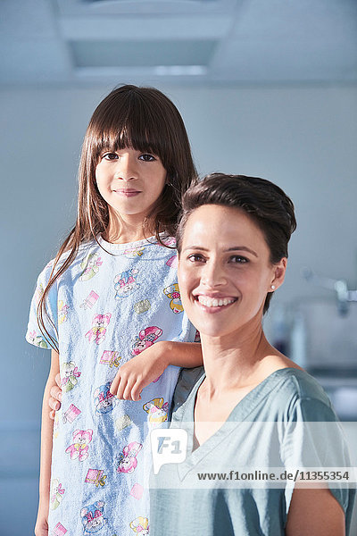 Porträt einer Patientin und ihrer Mutter auf der Kinderstation eines Krankenhauses
