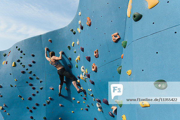 Junge Frau an der Kletterwand Brooklyn Bridge Park Brooklyn New York USA