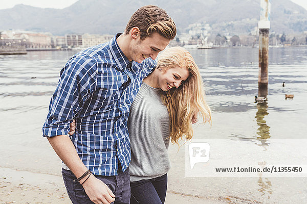 Junges Paar beim Spaziergang am Seeufer  Comer See  Italien