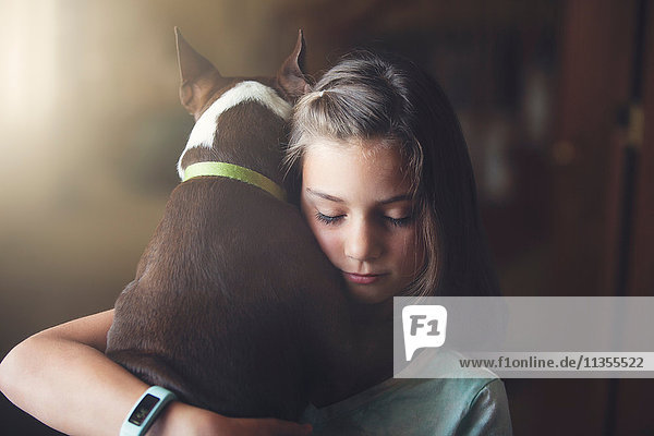 Mädchen umarmt Boston-Terrier-Hund