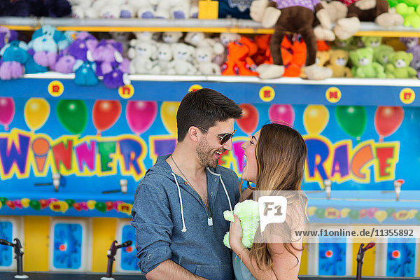 Lächelndes Ehepaar vor der Schiessbude auf dem Rummelplatz  Coney Island  Brooklyn  New York  USA
