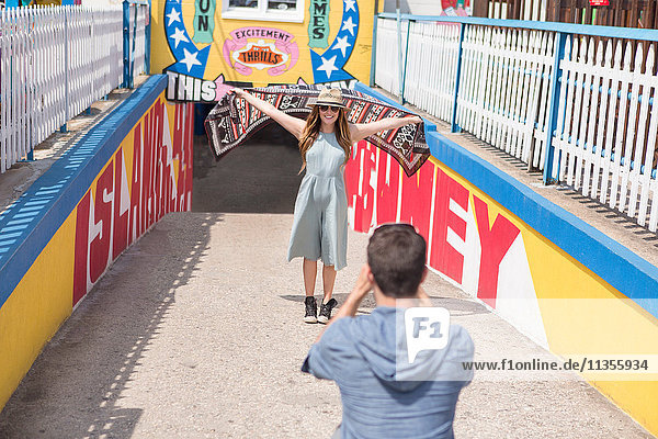 Ehepaar am Tunneleingang beim Fotografieren  Coney Island  Brooklyn  New York  USA