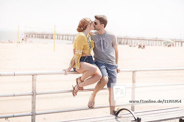 Paar auf dem Geländer beim Strandkuss  Coney Island  Brooklyn  New York  USA
