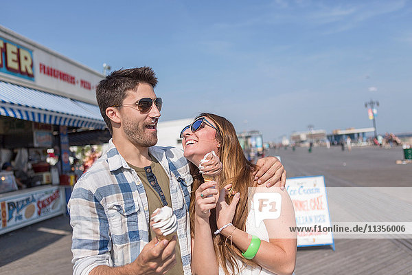 Ein Paar auf der Promenade hält lächelnd Eiswaffeln in der Hand  Coney Island  Brooklyn  New York  USA