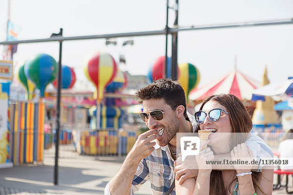 Ehepaar isst Eistüten  Coney Island  Brooklyn  New York  USA