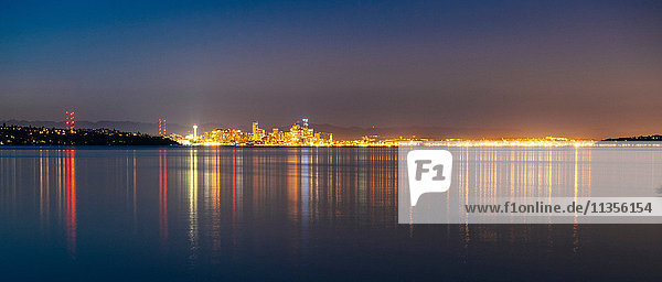 Fern-Panoramaansicht der Stadtlichter  die sich nachts im Puget Sound spiegeln  Seattle  Washington  USA