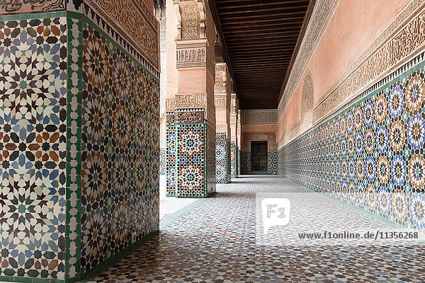 Kachelportikus in der Ben Youssef Madrasa  Marrakesch  Marokko