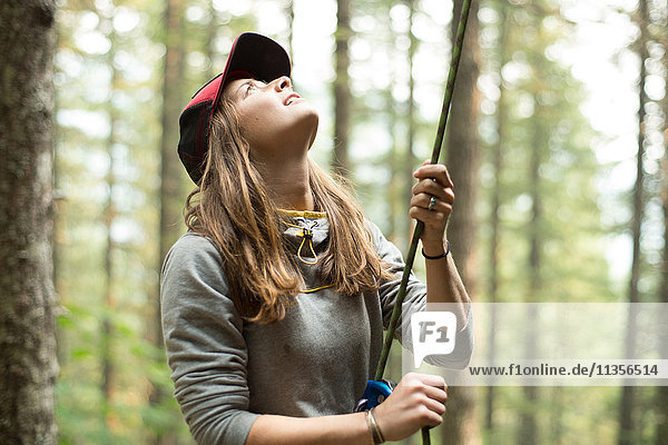 Junge Bergsteigerin hält Kletterseil im Wald  Mount Hood National Forest  Oregon  USA