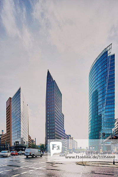 Stadtbild mit drei Wolkenkratzern  Berlin  Deutschland