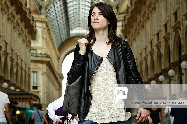 Fraueneinkäufe in der Galleria Vittorio Emanuele II  Mailand  Italien