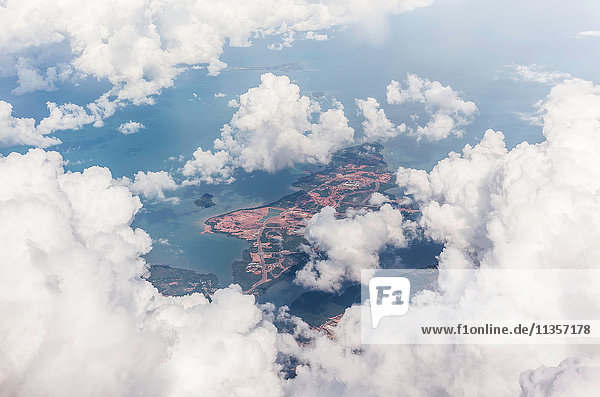Luftaufnahme aus einem Flugzeug  das von Bali nach Singapur fliegt