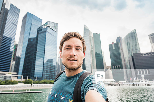 Tourist posiert vor der Skyline von Singapur  Marina Bay
