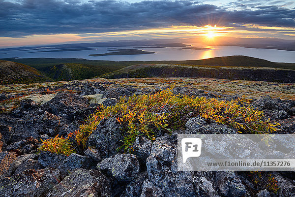 Sonnenuntergang über dem Imandra-See  Khibiny-Gebirge  Kola-Halbinsel  Russland