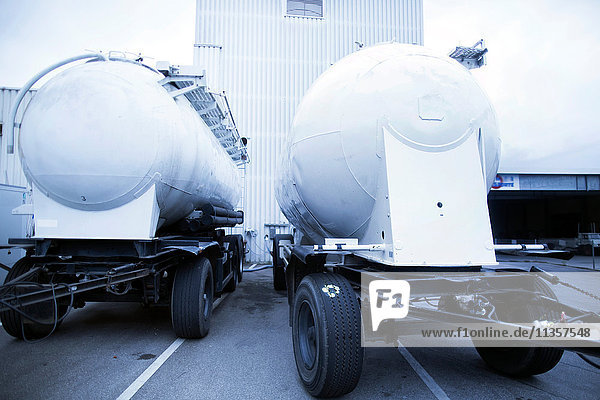 Lastwagen vor der Fabrik zur Herstellung von Bio-Tofu geparkt