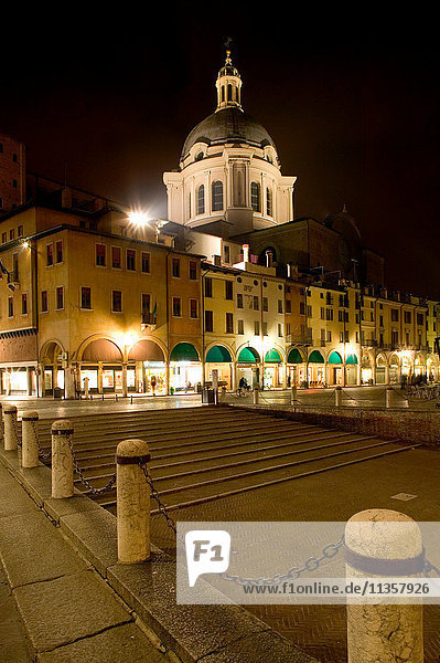Gemeinde Mantua  nachts beleuchtet  Lombardei  Italien
